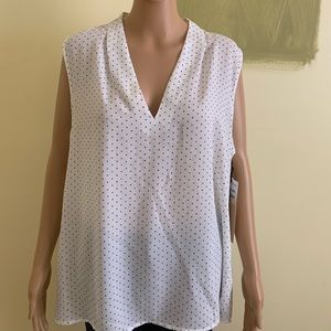 V-Neck Sleeveless Top
HALOGEN®